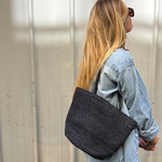sac seau marine porté avec une tenue en jean pour un look de rentrée intemporel