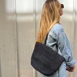 sac seau marine porté avec une tenue en jean pour un look de rentrée intemporel