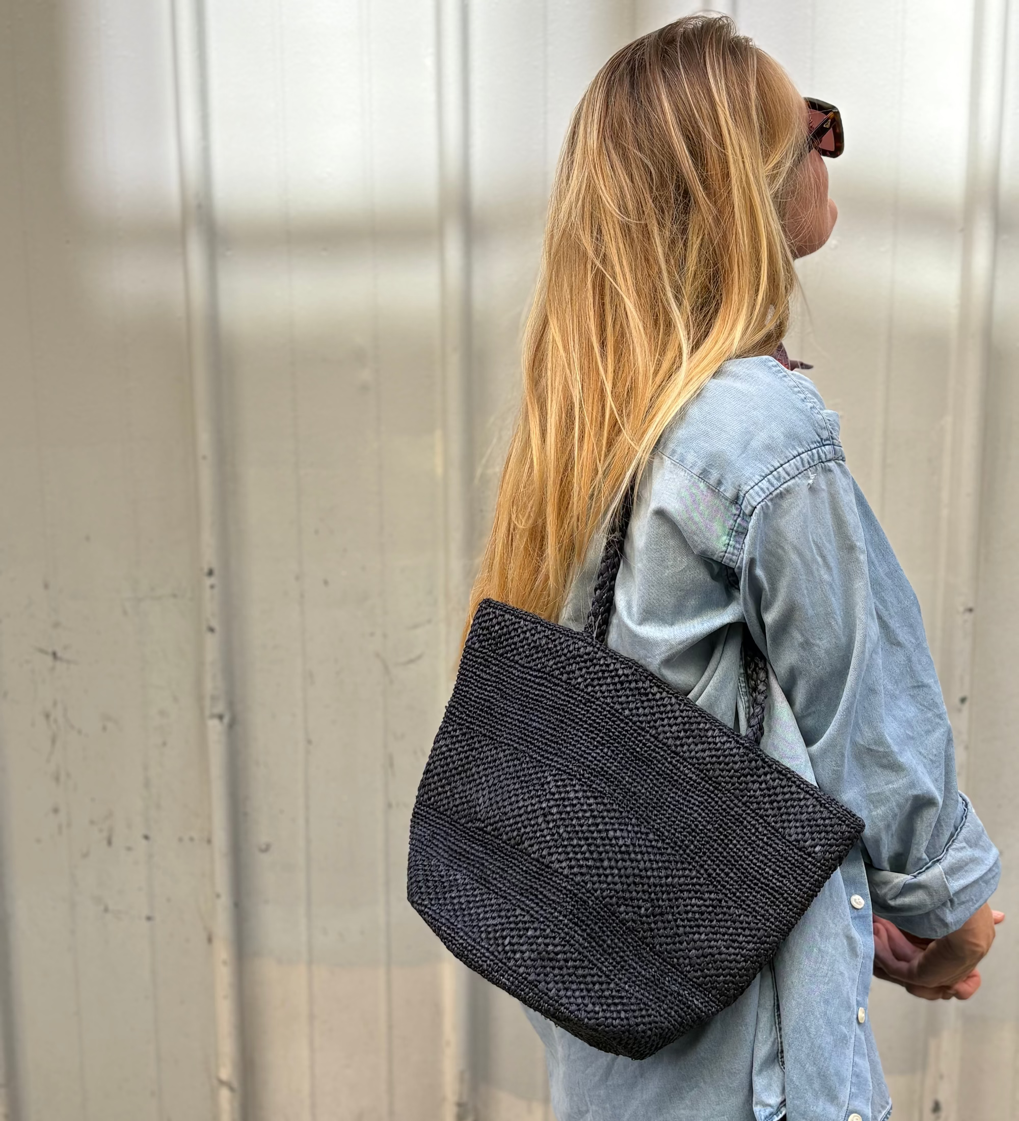 sac seau marine porté avec une tenue en jean pour un look de rentrée intemporel