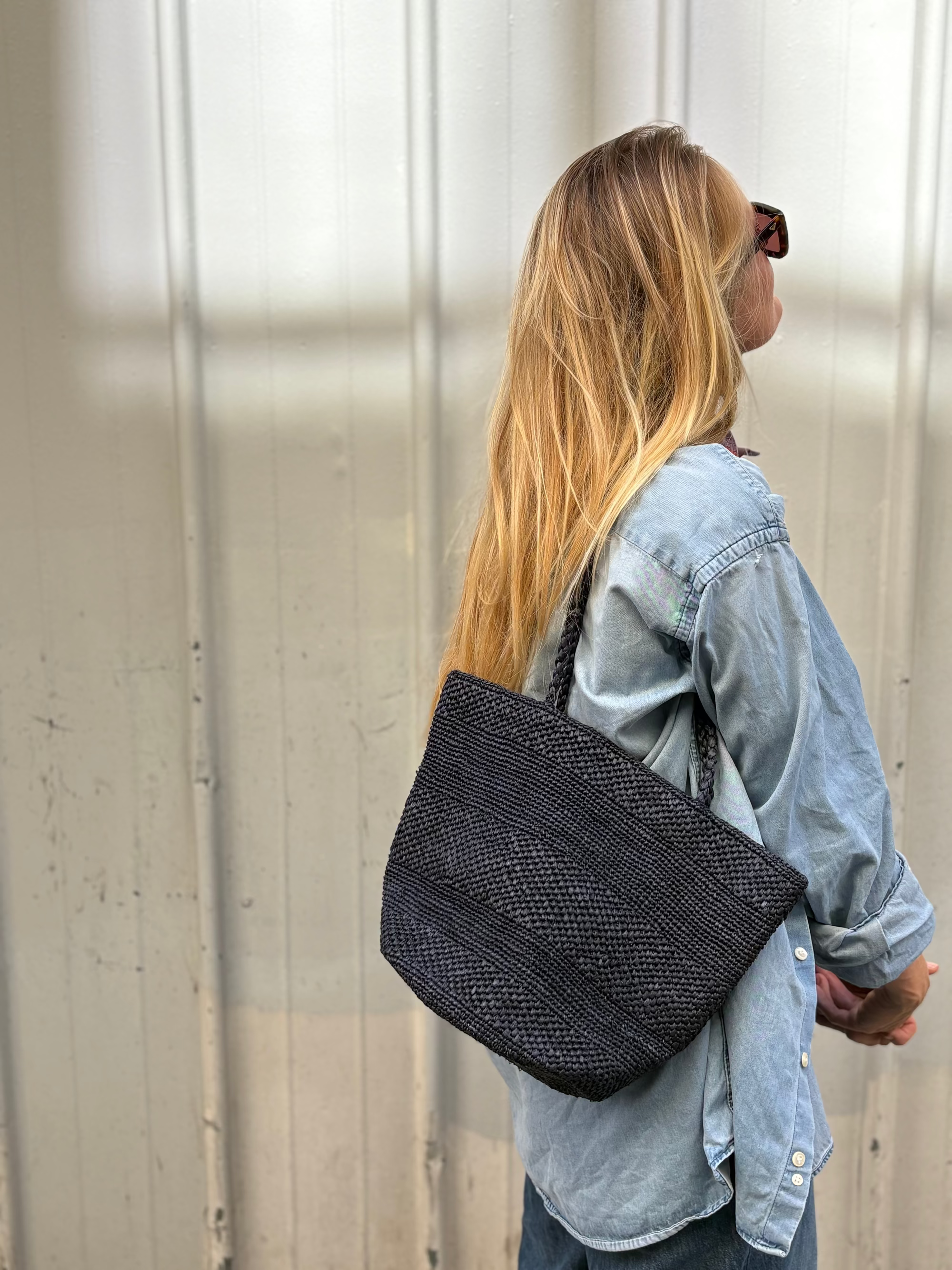 sac seau marine porté avec une tenue en jean pour un look de rentrée intemporel