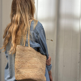 sac seau en raphia naturel porté avec un look de rentrée 