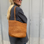 zoom sur le grand sac seau cannelle en raphia fait main 