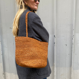 zoom sur le grand sac seau cannelle en raphia fait main 