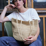 zoom sur le sac seau en raphia naturel fait main
