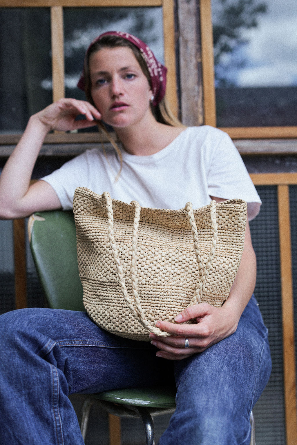 zoom sur le sac seau en raphia naturel fait main