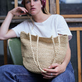 zoom sur le sac seau en raphia naturel fait main