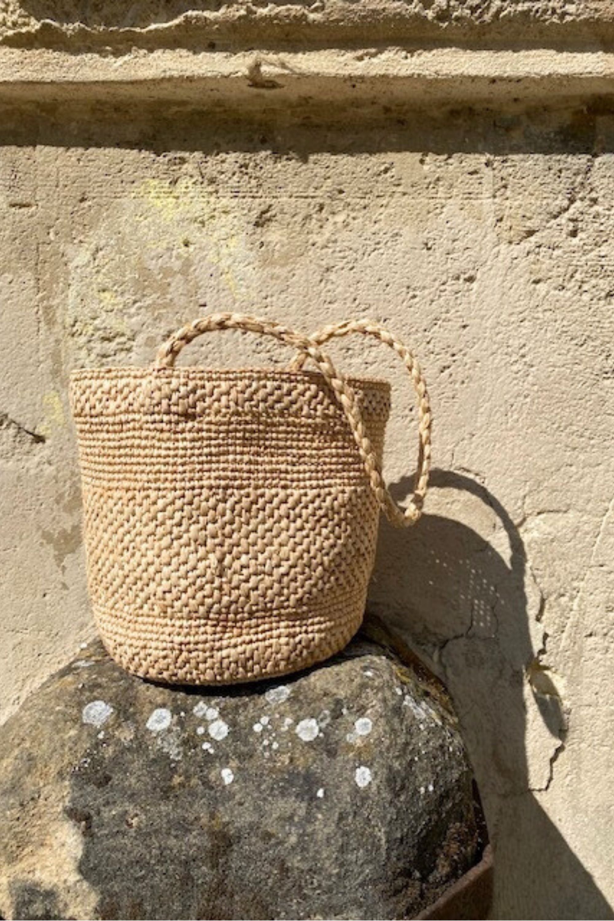 sac seau en raphia naturel fait main posé- SINY