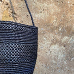 Détail du crochet de raphia du sac seau SINY noir