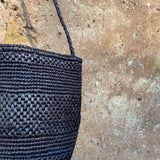 Détail du crochet de raphia du sac seau SINY noir