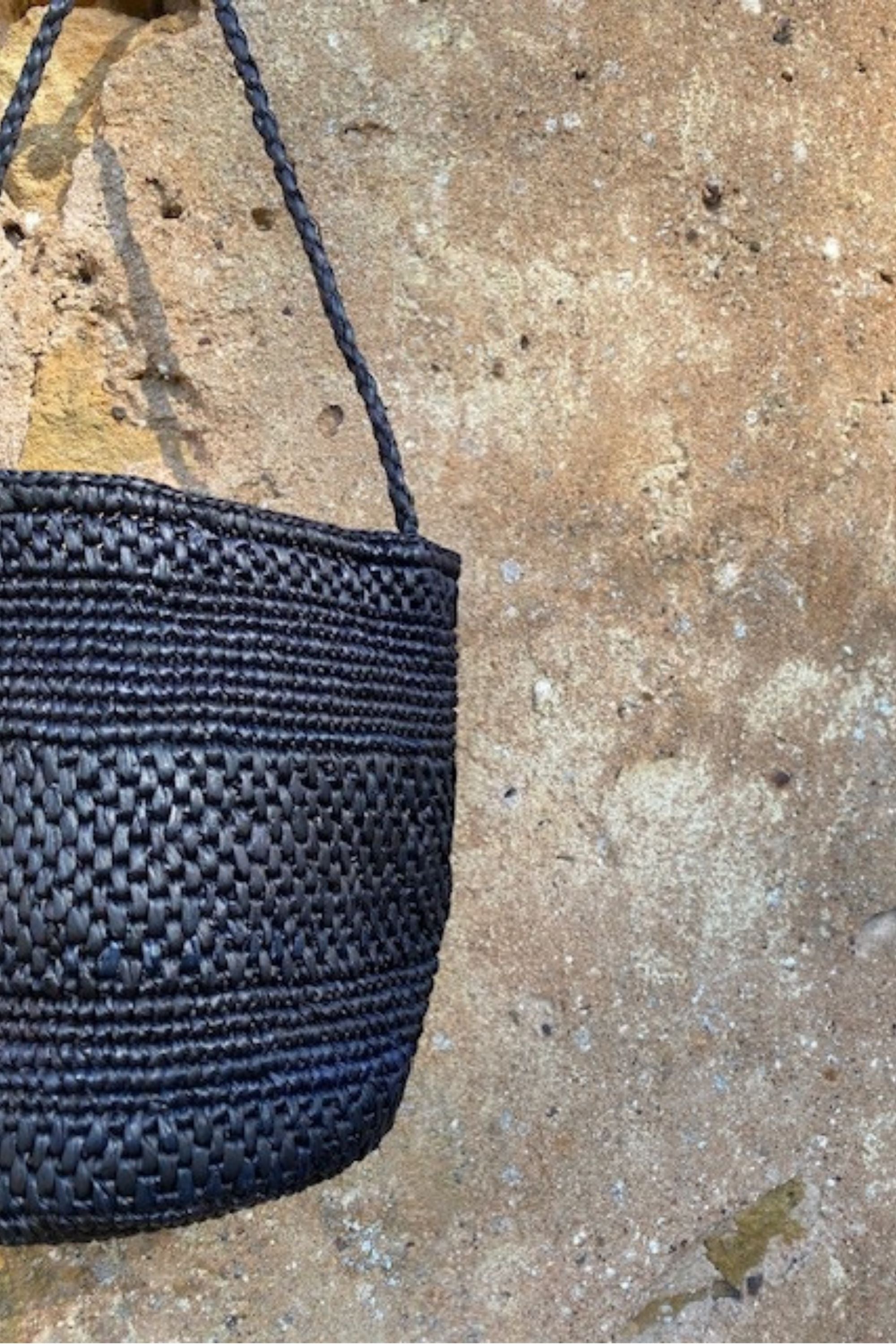 Détail du crochet de raphia du sac seau SINY noir