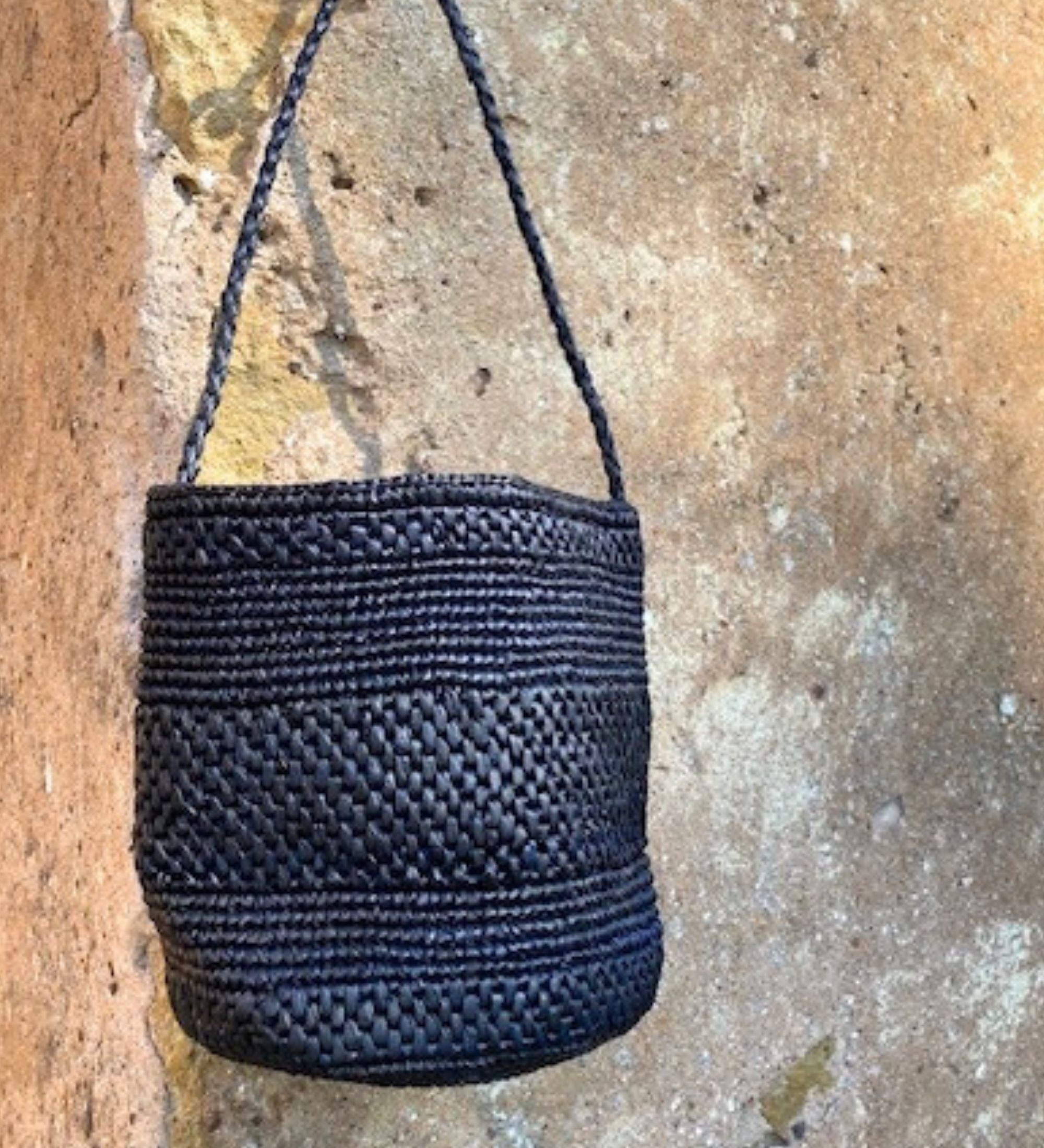 Zoom sur le sac seau SINY noir