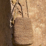 Détail du raphia naturel du sac seau SINY thé