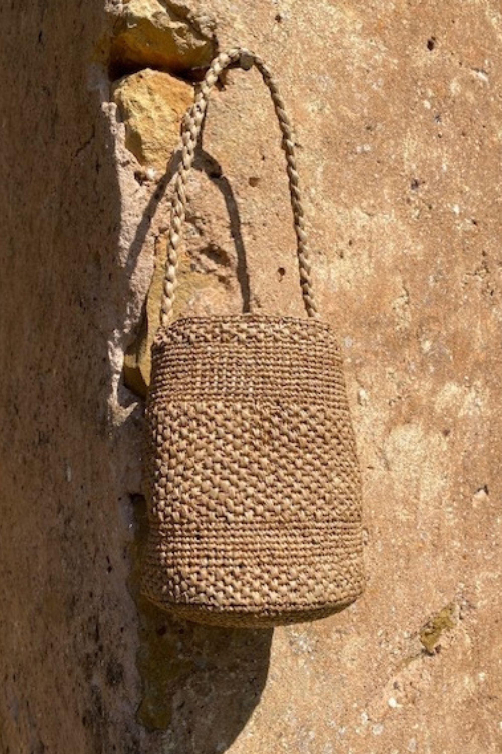 Détail du raphia naturel du sac seau SINY thé