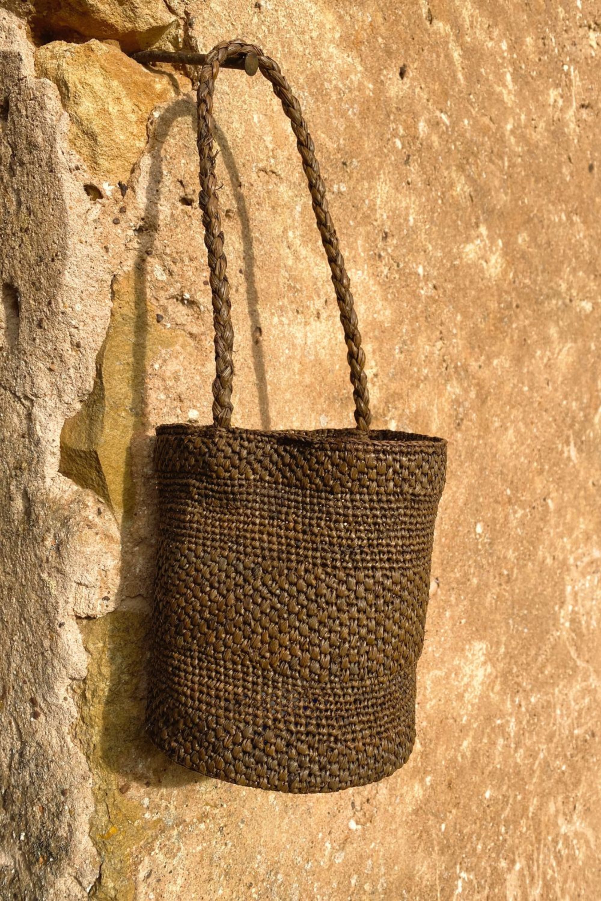 Sac seau en raphia fait main – SINY tabac