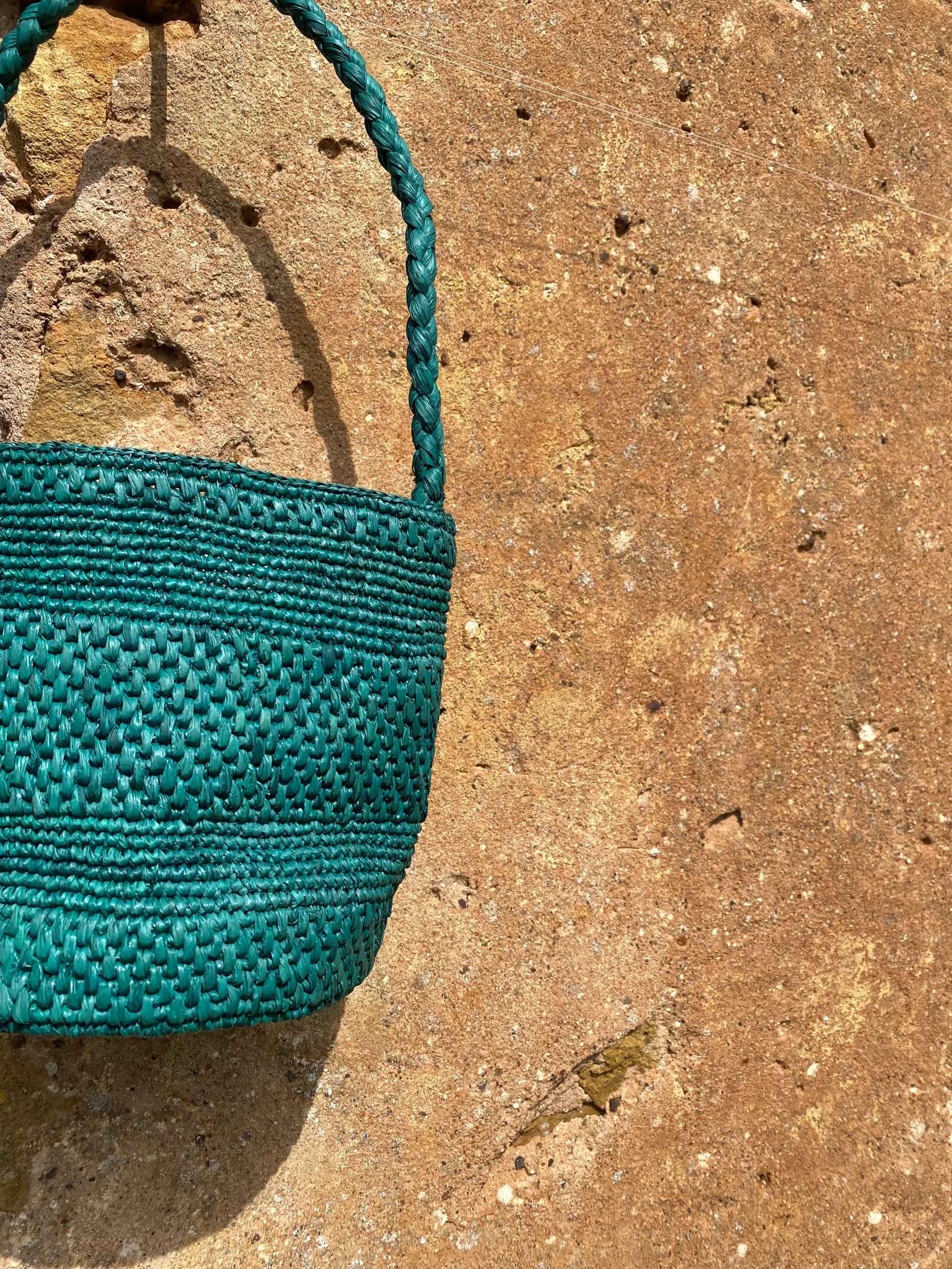 détails du petit sac seau en raphia fait main, SINY vert