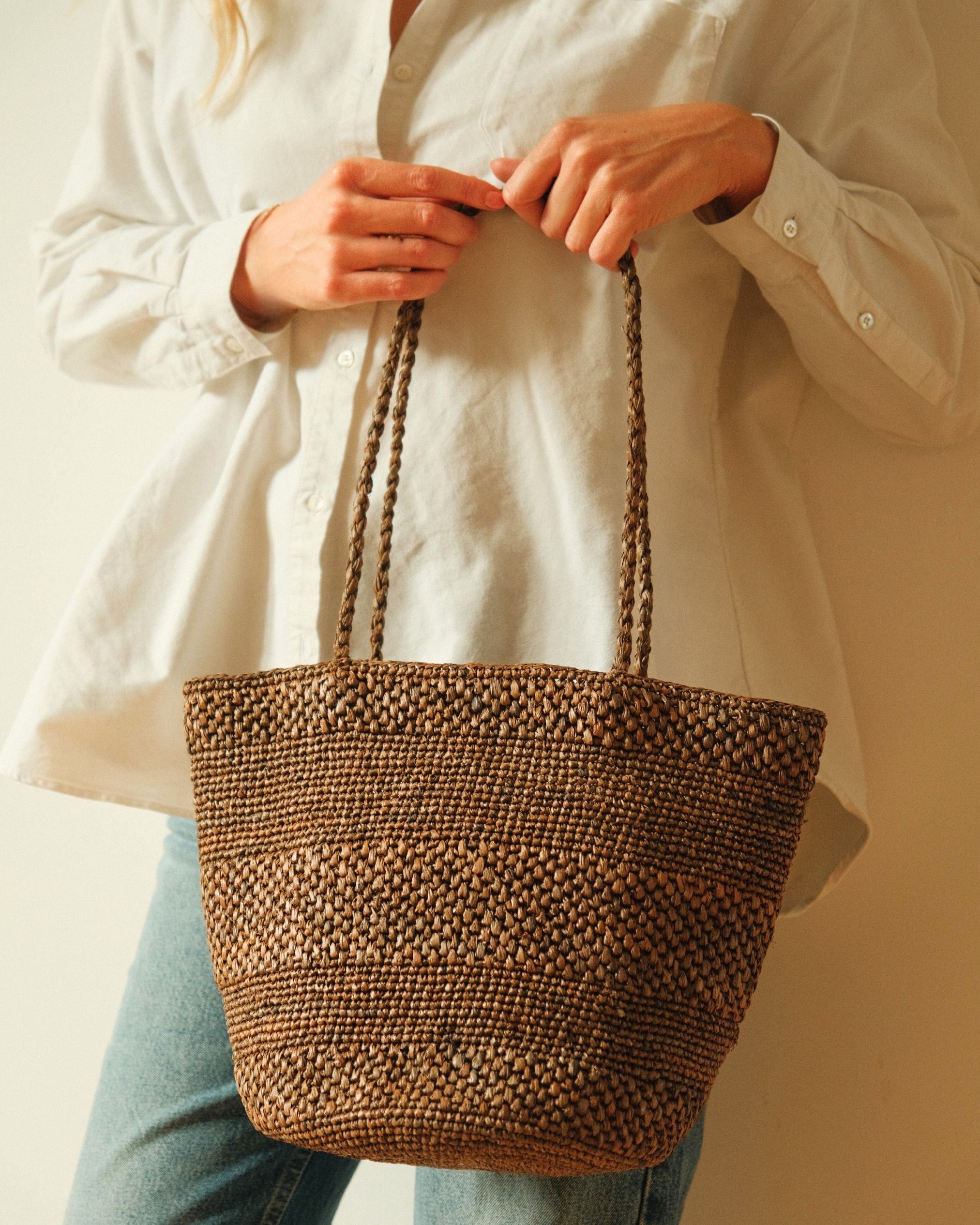 sac seau en crochet de raphia fait main, BIG SINY tabac I The Clow Company