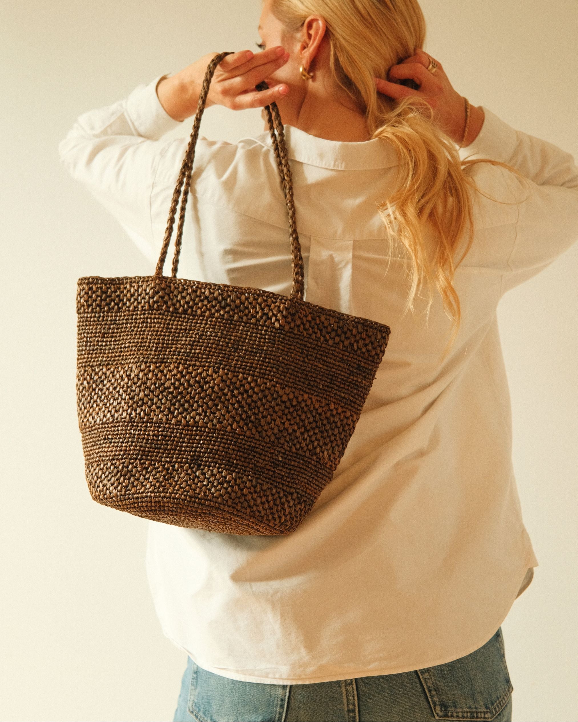 sac seau marron en crochet de raphia fait main, BIG SINY tabac I The Clow Company