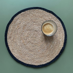 set de table rond en crochet de raphia naturel avec bordure noire - VEGA 
