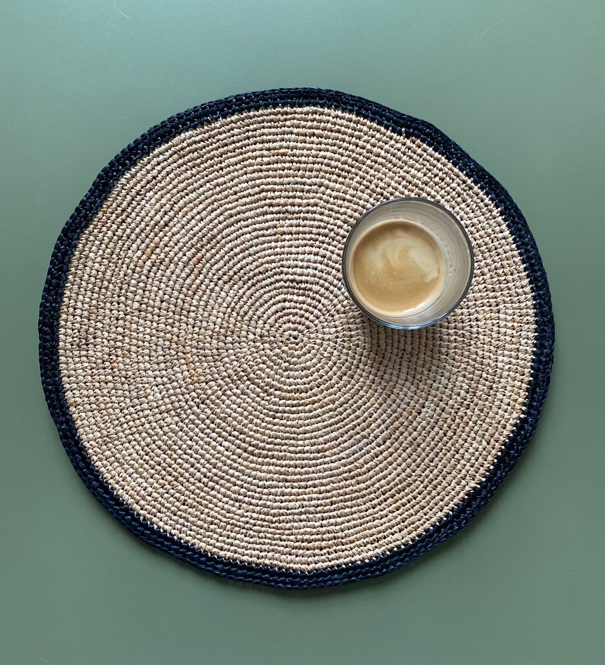 set de table rond en crochet de raphia naturel avec bordure noire - VEGA 