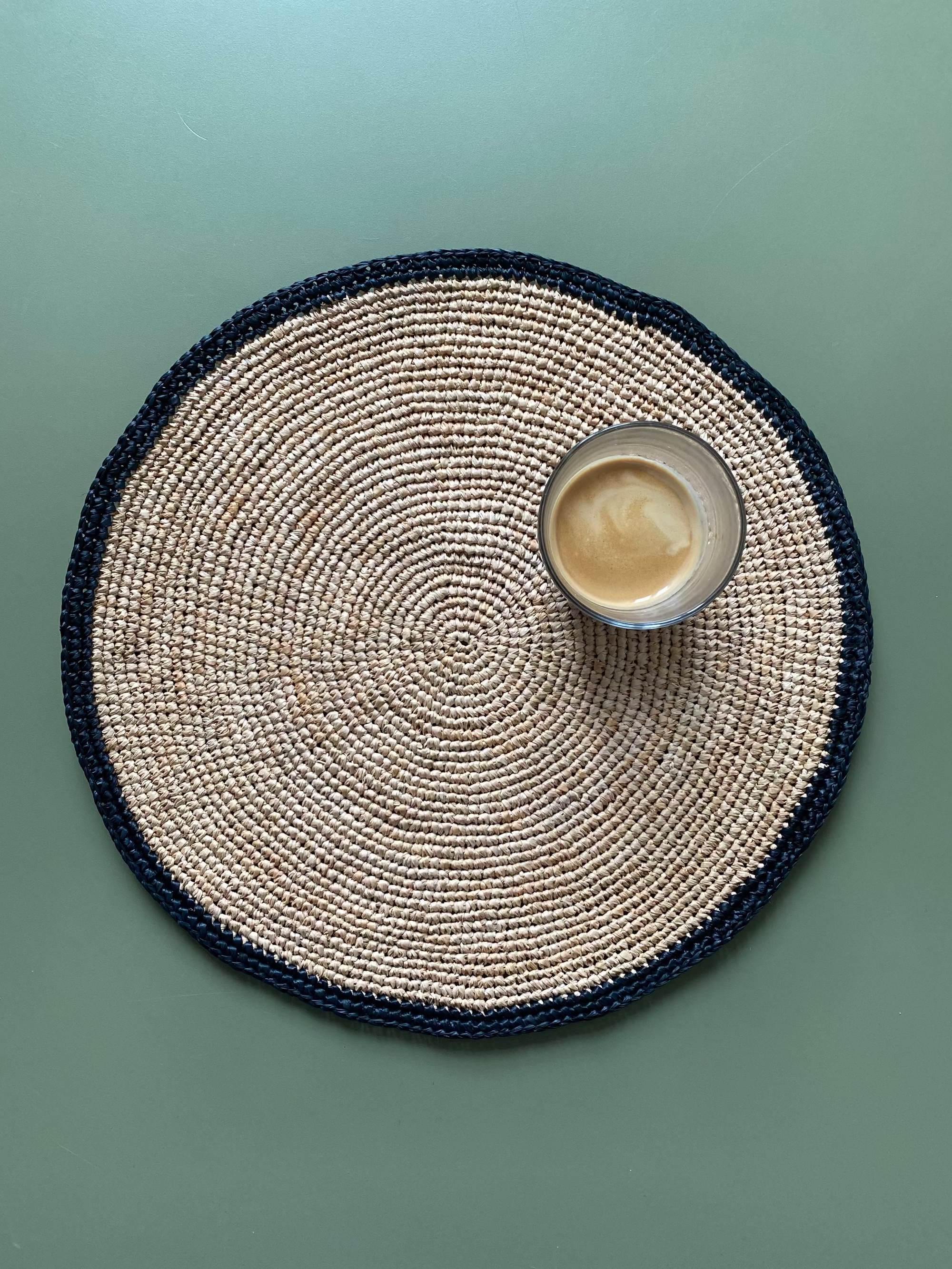 set de table rond en crochet de raphia naturel avec bordure noire - VEGA 