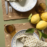 table dressée avec des sets de table rectangulaires en raphia brodé de petites fleurs en raphia, DAISY thé 
