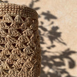 Suspension en crochet de raphia ajouré fait main, AKO