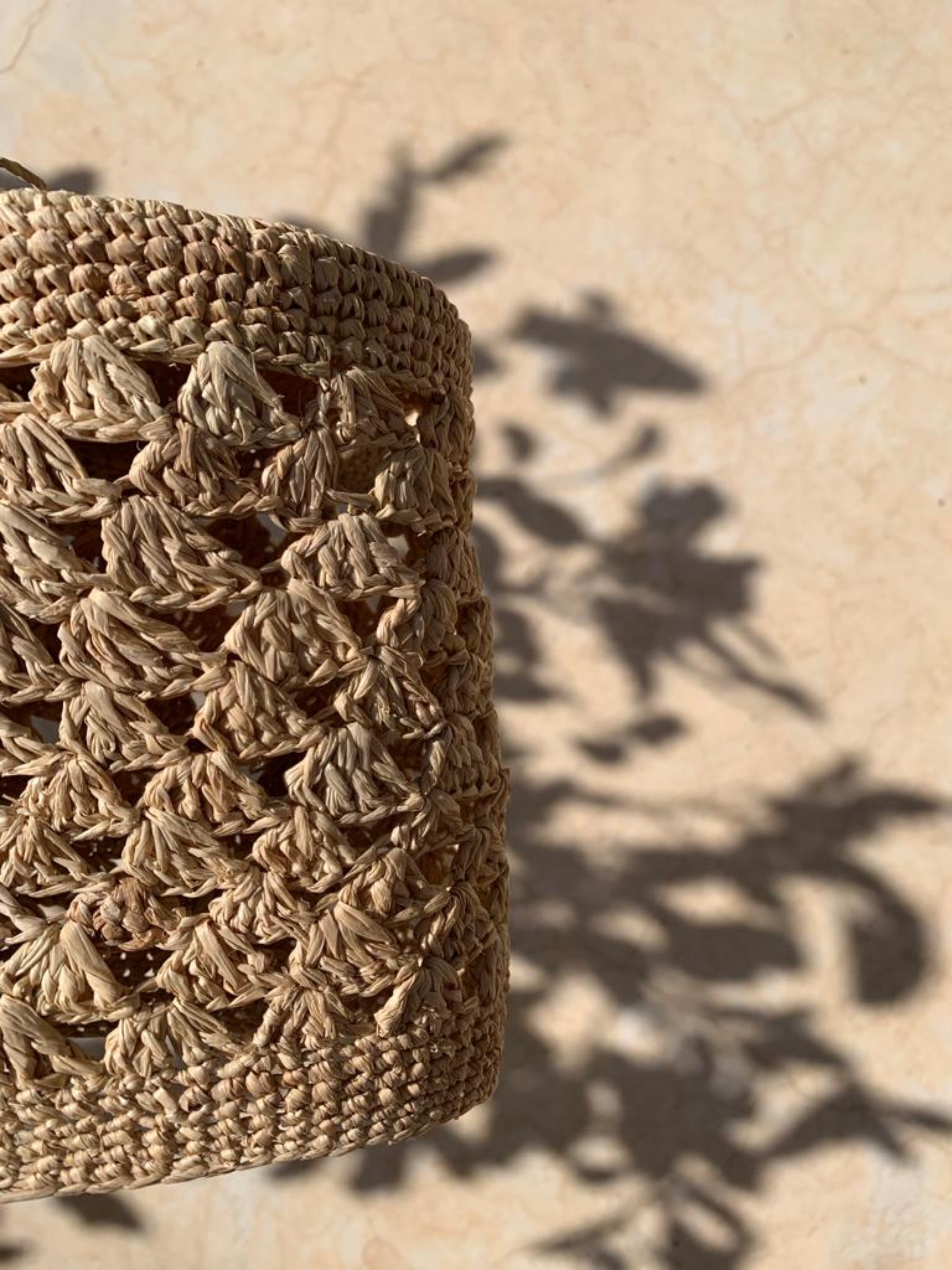 Suspension en crochet de raphia ajouré fait main, AKO