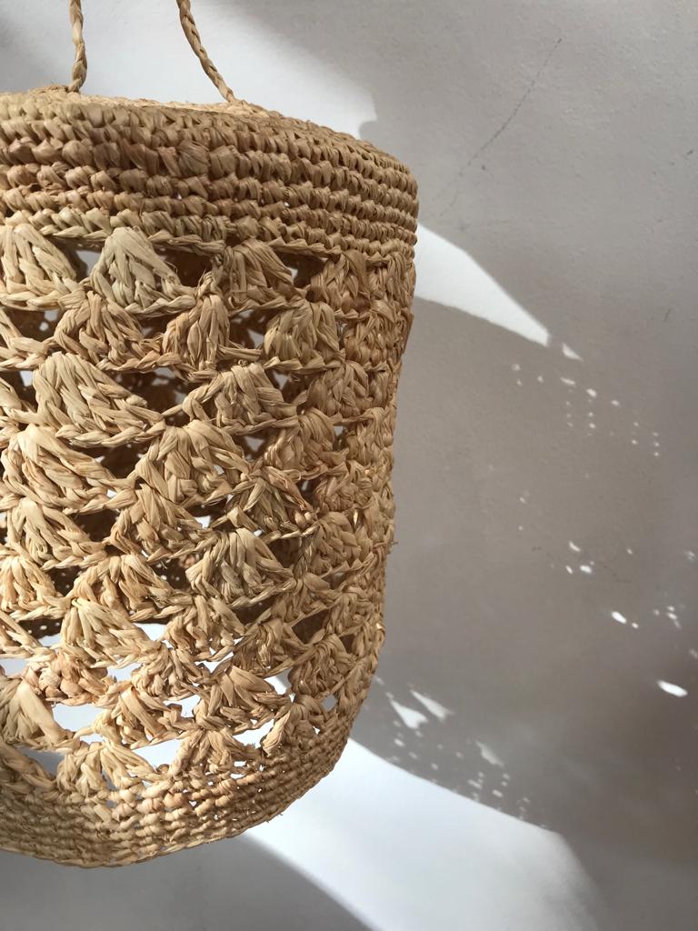 détails de la suspension en raphia ajouré, ako naturel