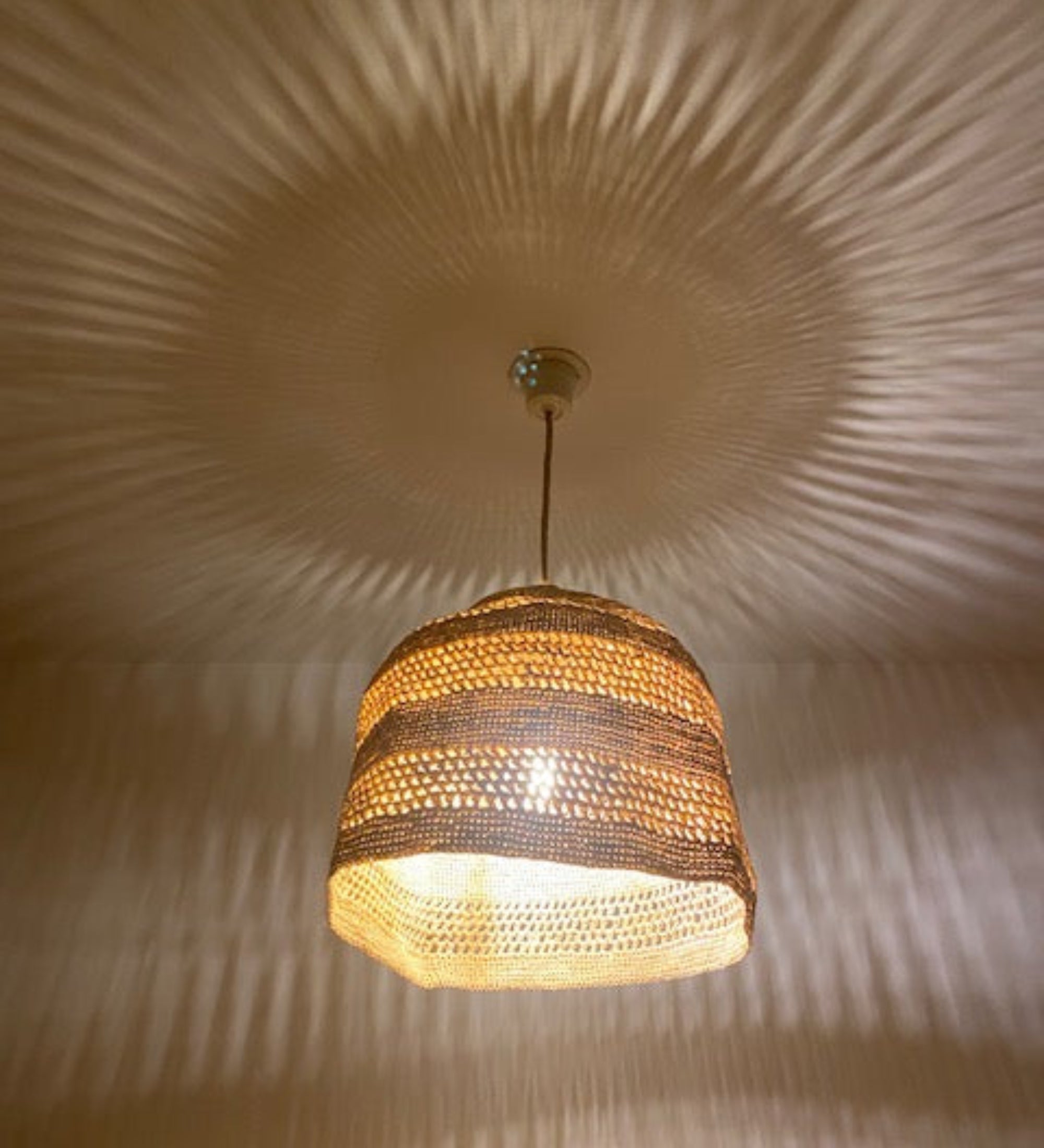 Jeux de lumières de la suspension en raphia naturel, BIG JIRO naturel