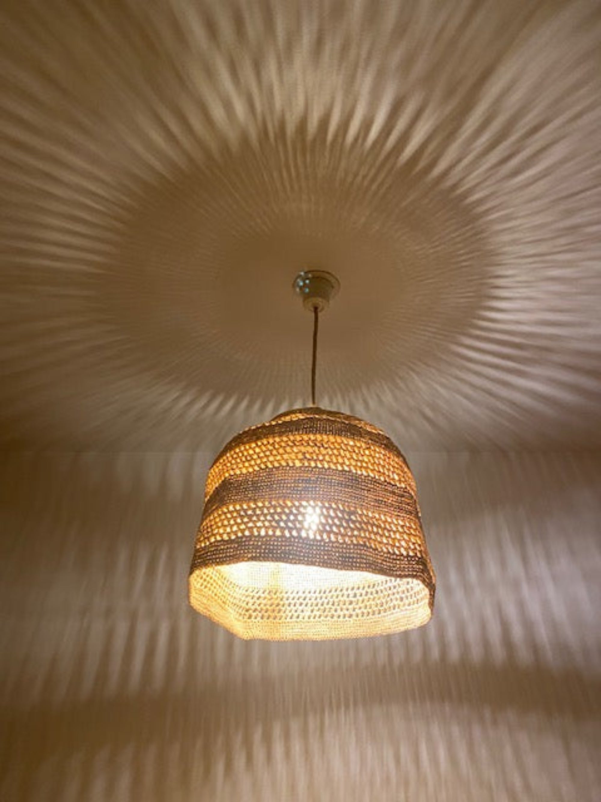 Jeux de lumières de la suspension en raphia naturel, BIG JIRO naturel