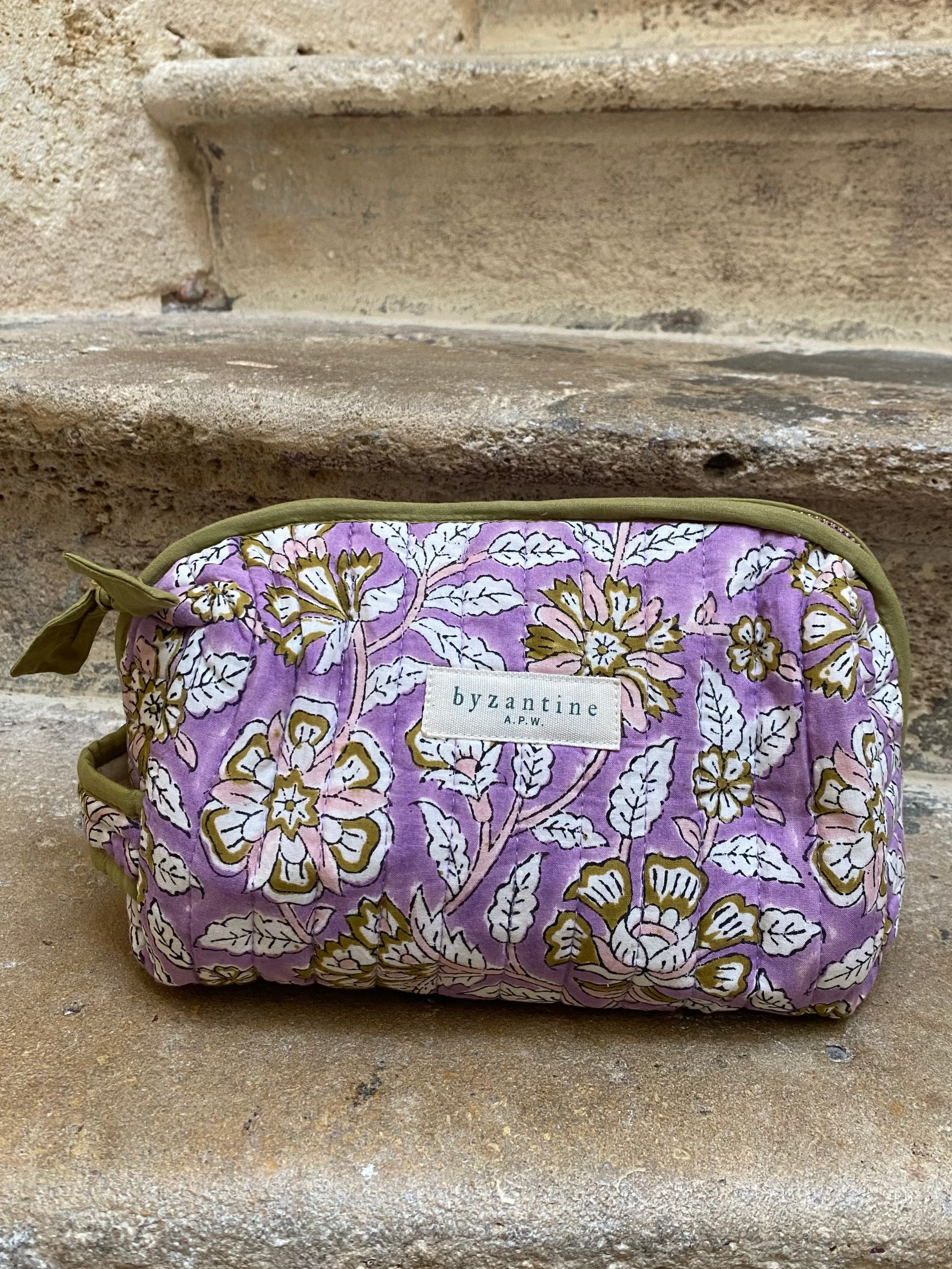 packshot de la trousse de toilette en coton imprimé matelassé carthage lilas