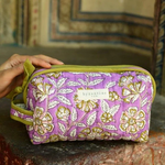 trousse de toilette en coton matelassé imprimé de motifs floraux sur fond lilas, avec bordure kaki en contraste