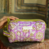 trousse de toilette en coton matelassé imprimé de motifs floraux sur fond lilas, avec bordure kaki en contraste