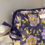 zoom sur la poignée et la fermeture de la trousse de toilette carthage marine 