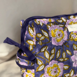 zoom sur la poignée et la fermeture de la trousse de toilette carthage marine 