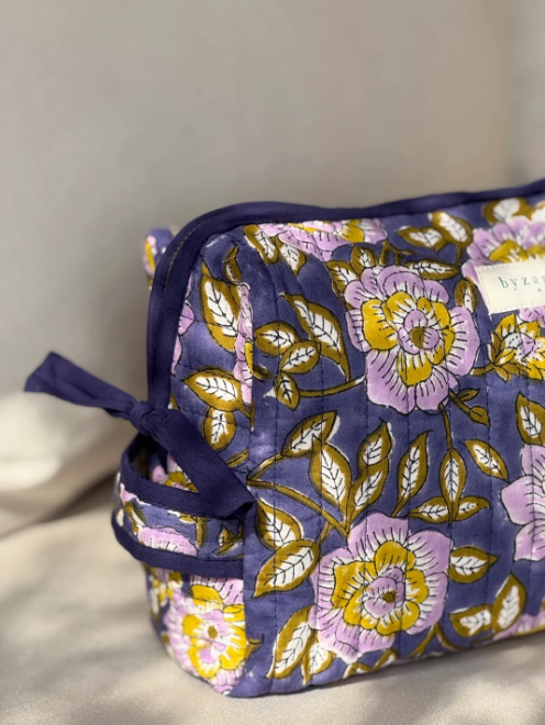 zoom sur la poignée et la fermeture de la trousse de toilette carthage marine 