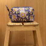 trousse de toilette en coton matelassé imprimé d'un motif floral sur fond marine