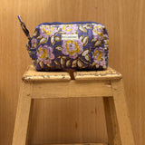 trousse de toilette en coton matelassé imprimé d'un motif floral sur fond marine