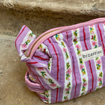 zoom sur la poignée et la fermeture de la petite trousse en coton rayé lilas