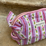zoom sur la poignée et la fermeture de la petite trousse en coton rayé lilas