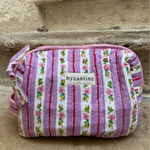 packshot de la petite trousse de toilette en coton matelassé imprimé FLORA lilas