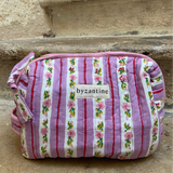 packshot de la petite trousse de toilette en coton matelassé imprimé FLORA lilas