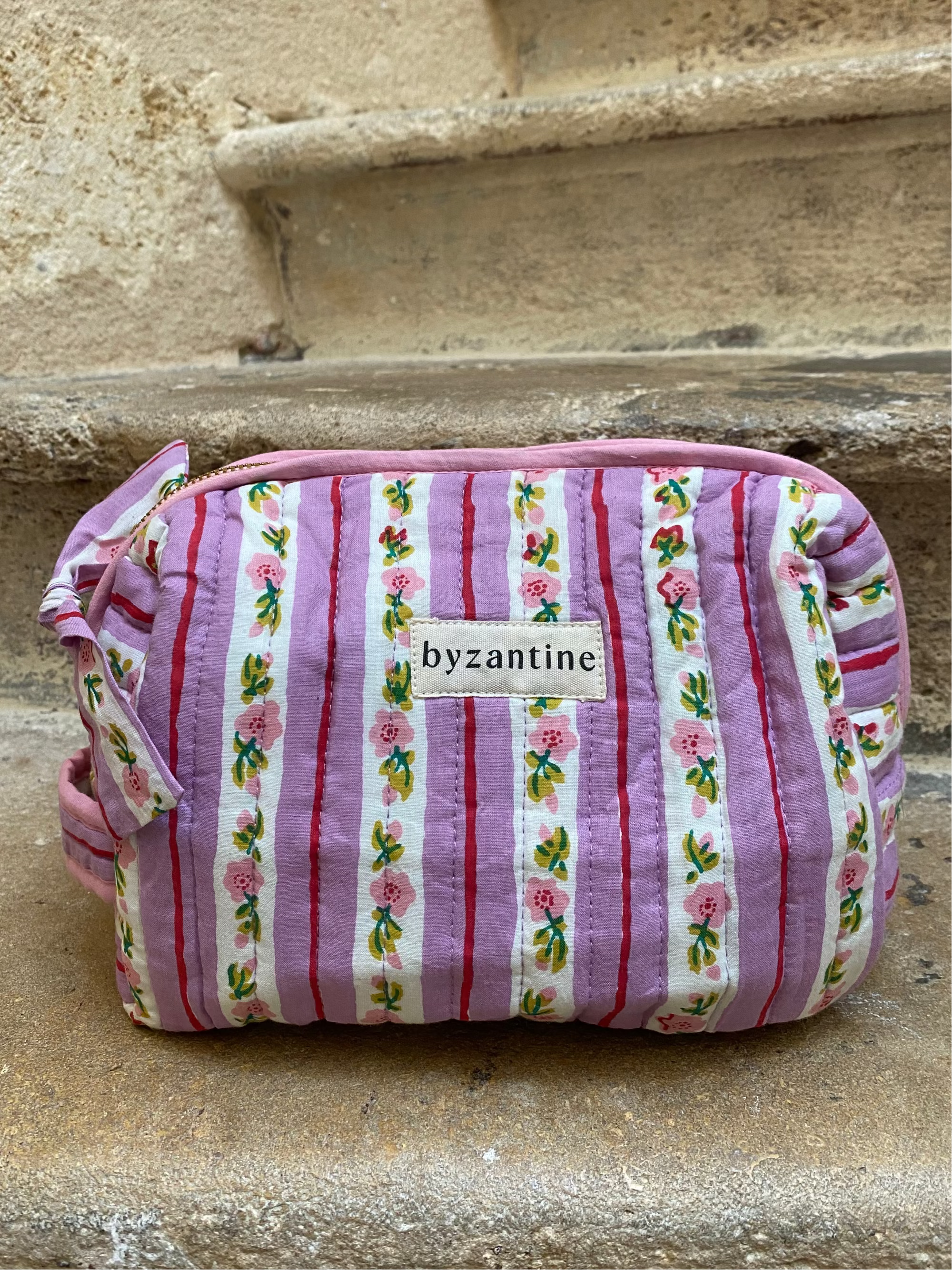 packshot de la petite trousse de toilette en coton matelassé imprimé FLORA lilas