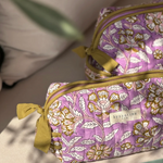vue de haut de la trousse de toilette carthage lilas en coton matelassé imprimé