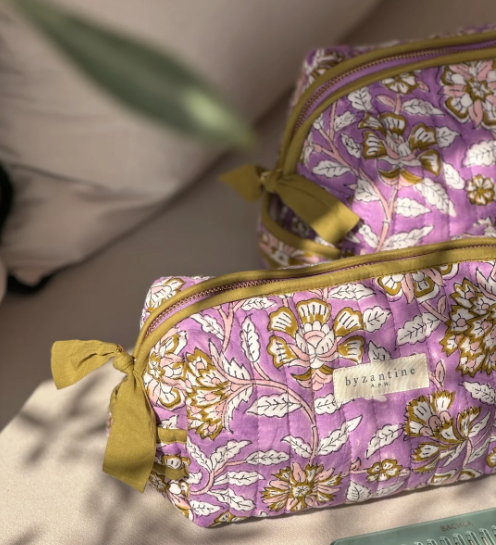 vue de haut de la trousse de toilette carthage lilas en coton matelassé imprimé