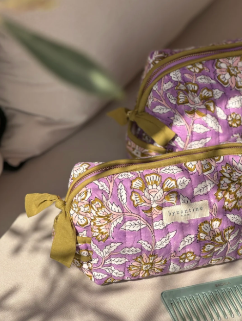 vue de haut de la trousse de toilette carthage lilas en coton matelassé imprimé
