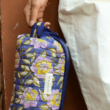 trousse de toilette marine en coton imprimé matelassé porté par la poignée