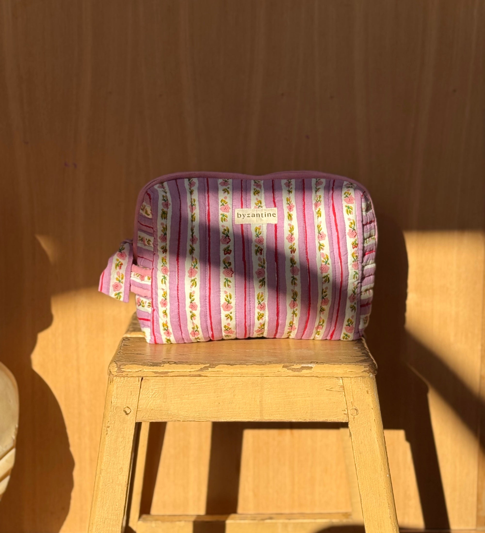 trousse de toilette en coton matelassé imprimé motifs floral lilas 