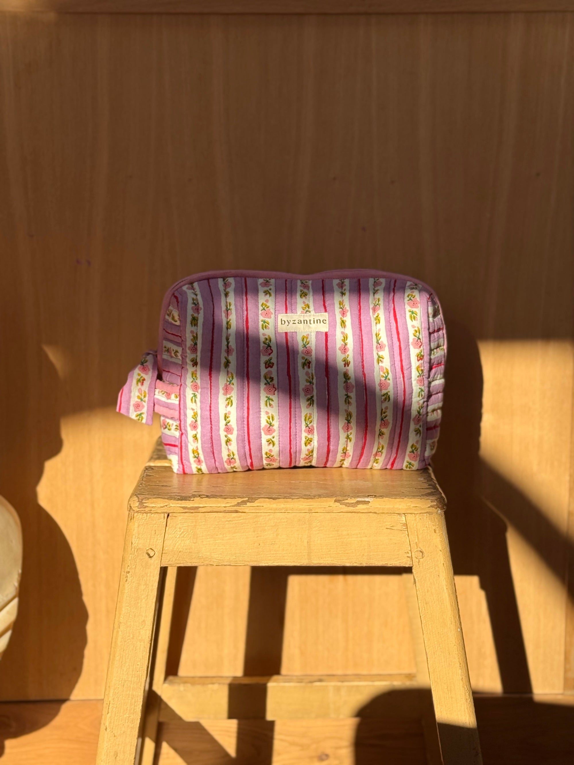 trousse de toilette en coton matelassé imprimé motifs floral lilas 