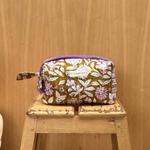 trousse de toilette en coton matelassé imprimé d'un joli motif floral sur un fond kaki- bordure violette en contraste 